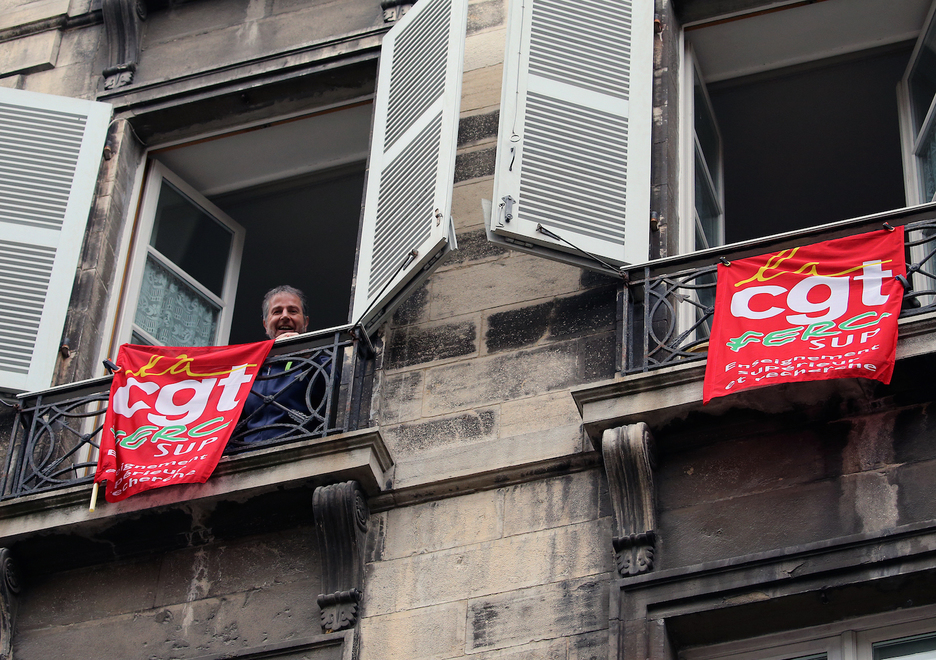 Faute d'avoir pu défiler dans la rue, les syndicalistes ont affiché leurs couleurs au balcon. © Bob EDME