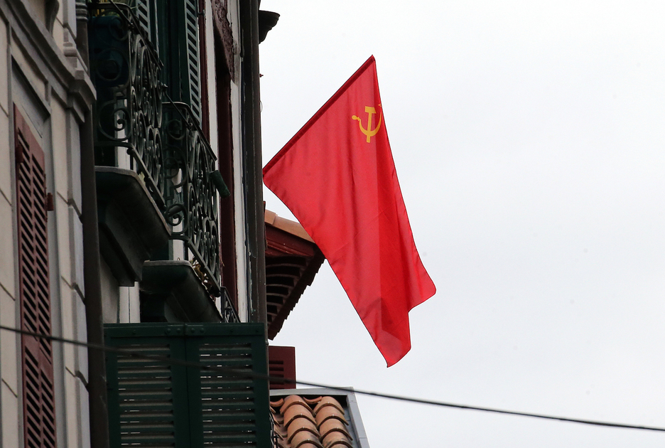 9. Un drapeau de l’Union des Républiques socialistes et soviétiques (URSS) flotte à Bayonne. © Bob EDME.