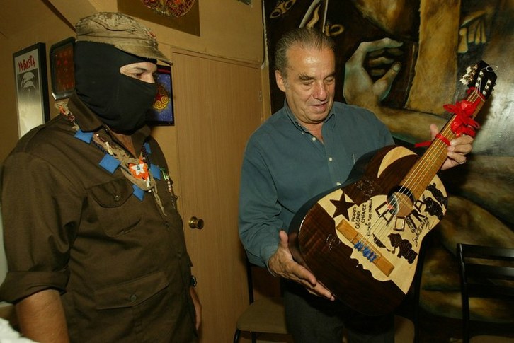 El subcomandante Marcos durante un reconocimiento del EZLN a Óscar Chávez, en 2007. (José Carlo GONZÁLEZ / LA JORNADA)