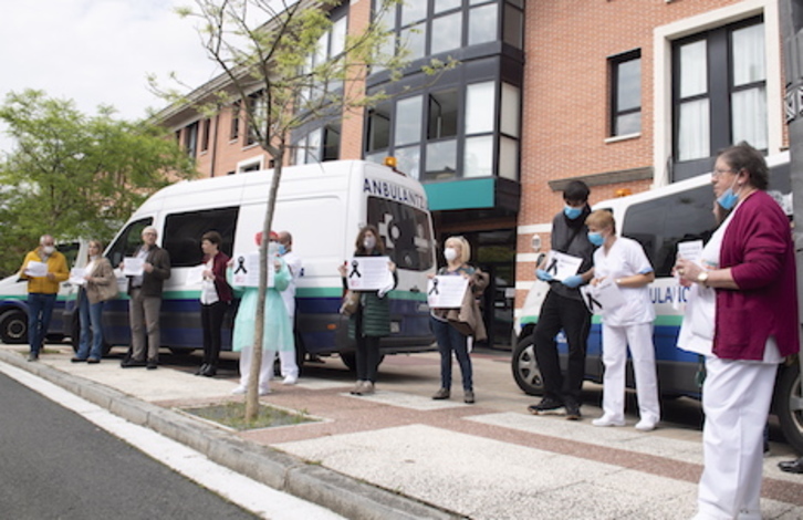 Concentración por la muerte por coronavirus de un trabajador en la residencia Caser. (Raúl BOGAJO/FOKU)