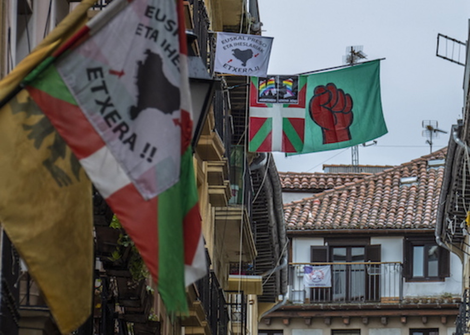 Banderak Donostiako erdigunean. (Jon URBE/FOKU) Banderak Donostiako erdigunean. (Jon URBE/FOKU)