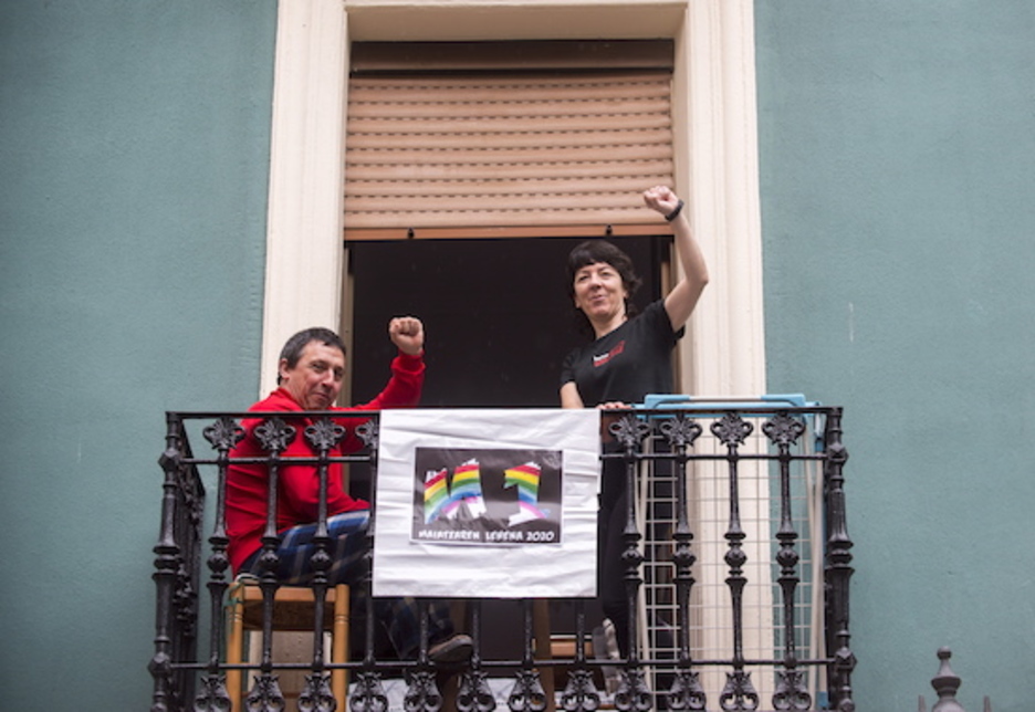 Bikote bat Bilboko balkoi batean. (Marisol RAMIREZ/FOKU) Bikote bat Bilboko balkoi batean. (Marisol RAMIREZ/FOKU)