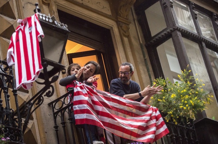 Aficionados del Athletic en un balcón. (Marisol RAMÍREZ/FOKU)