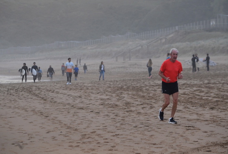 Carreras por la playa y surf, nada más amanecer también en Zarautz. (Gorka RUBIO/FOKU)