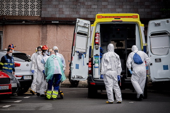 Sanitarios atienden un posible caso de Covid-19 en Orereta con la ayuda de los bomberos de la Diputación. (Gorka RUBIO/FOKU)