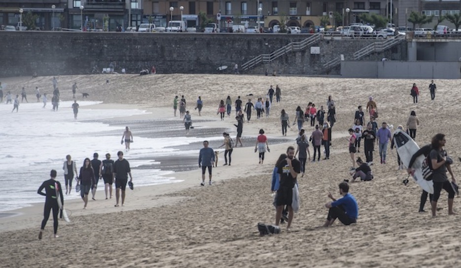 Deportistas y paseantes han optado por ir a la playa en Donostia. (Jagoba MANTEROLA/FOKU)