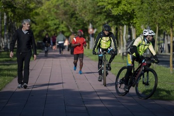 Muchos han acudido a los parques para pasear o hacer deporte. Imagen de Gasteiz. (Raul/BOGAJO)