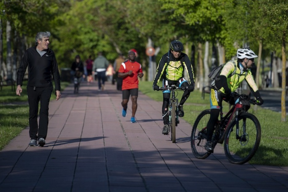 Muchos han acudido a los parques para pasear o hacer deporte. Imagen de Gasteiz. (Raul/BOGAJO)