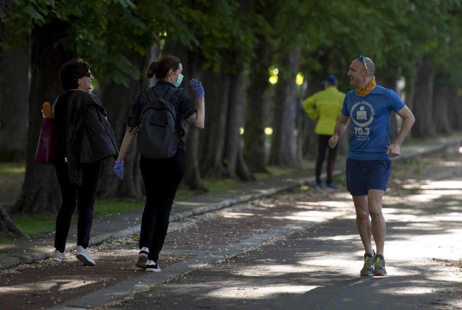 Han sido horas de reencuentros, eso sí, manteniendo la distancia de seguridad. (Raul BOGAJO/FOKU)