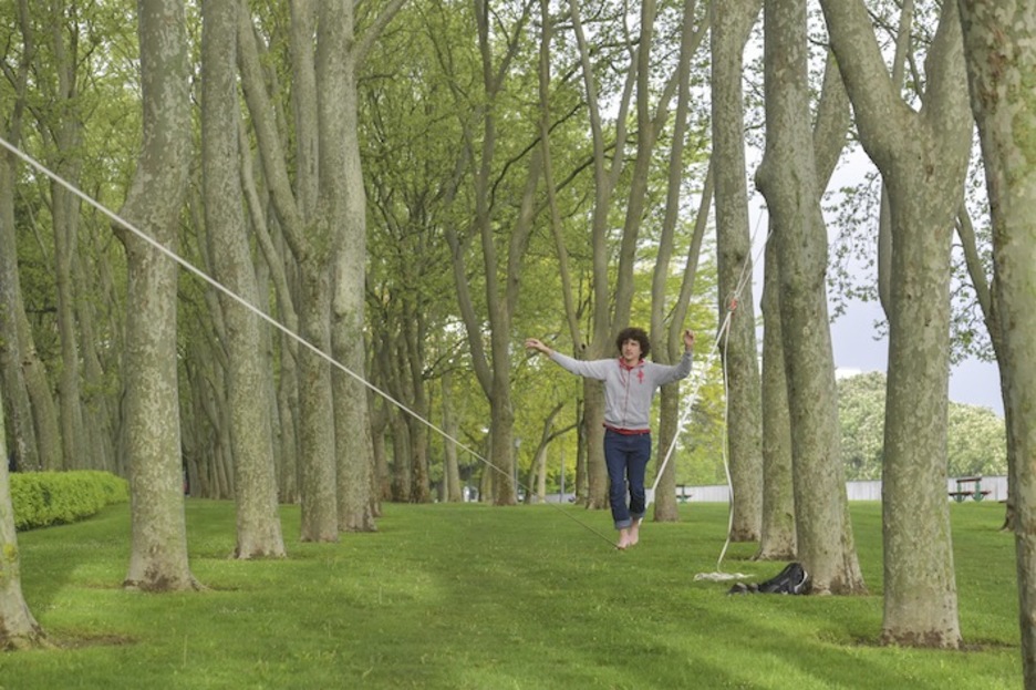 Un hombre practica el "slackline" en Iruñea. (Idoia ZABALETA/FOKU)