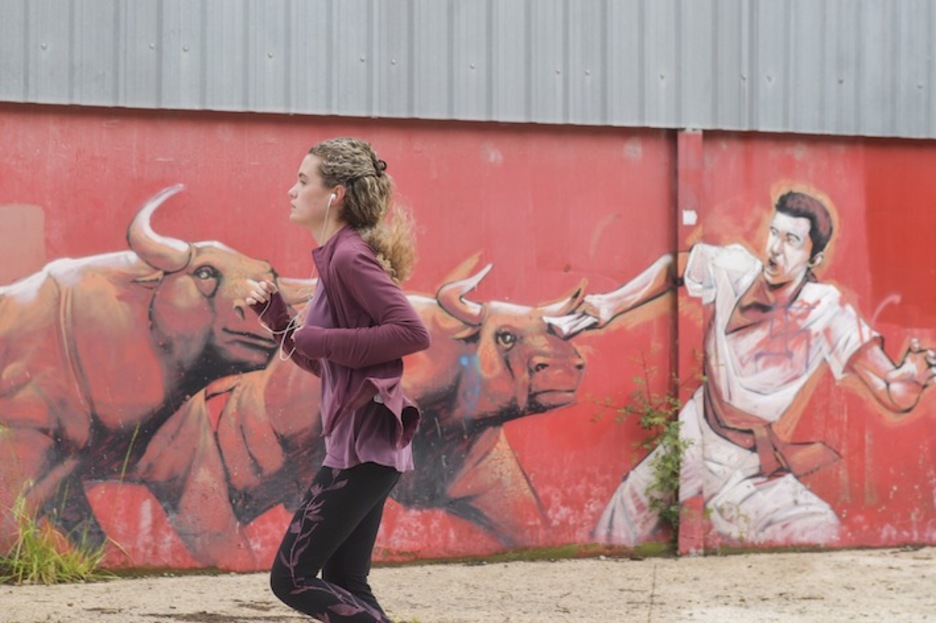 Una mujer sale a correr en Iruñea. (Idoia ZABALETA/FOKU)