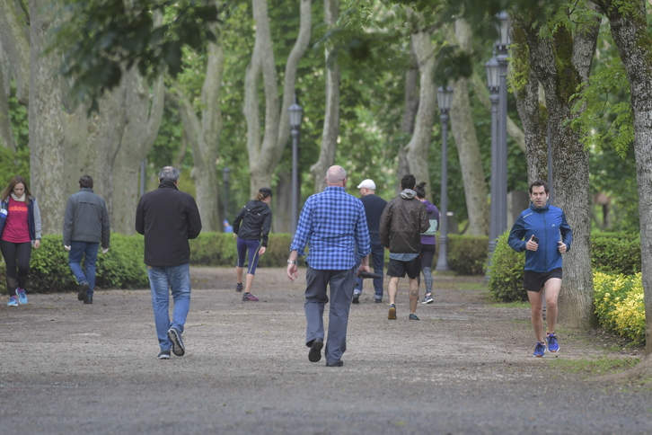Personas paseando por la Taconera en Iruñea. (Idoia ZABALETA/FOKU)