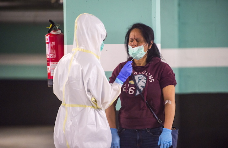 Una sanitaria realiza un test rápido a una trabajadora de residencias de Ezkerraldea. (Marisol RAMÍREZ/FOKU)