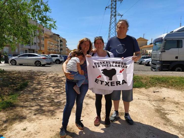 Aitziber Coello, con sus allegados, tras dejar la prisión de Picassent.
