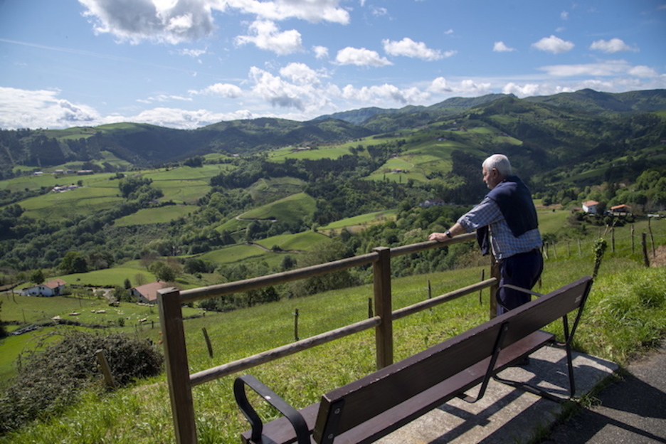 Un hombre observa la la expñanada. (Gorka RUBIO/FOKU)