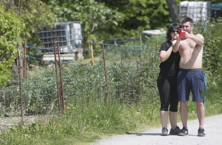 Una ocasión como esta merece una foto en los alrededores de Irurtzun. (Jagoba MANTEROLA/FOKU)