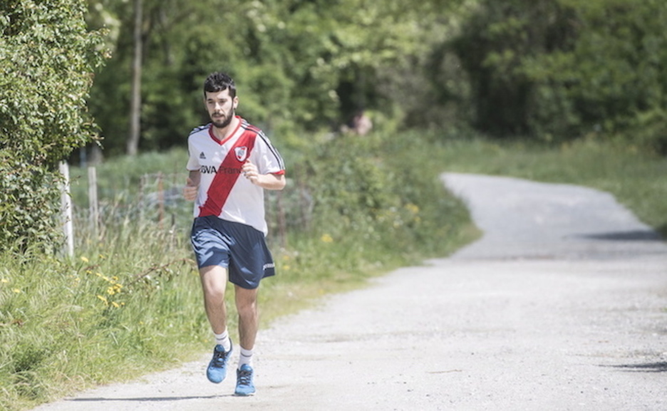 Un joven runner aprovecha la «desescalada». (Jagoba MANTEROLA)