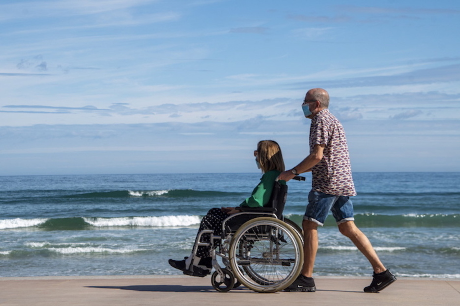 Salida aprovechada para contemplar el mar en Zarautz. (Gorka RUBIO/FOKU)