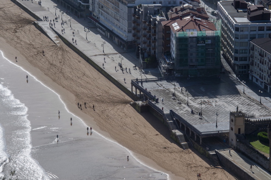 Distanciamiento latente en la playa de Zarautz. (Gorka RUBIO/FOKU)
