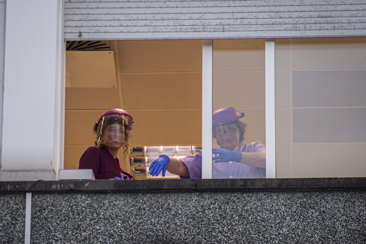 Dos trabajadoras del laboratorio del Hospital de Gipuzkoa. (Gorka RUBIO/FOKU) 