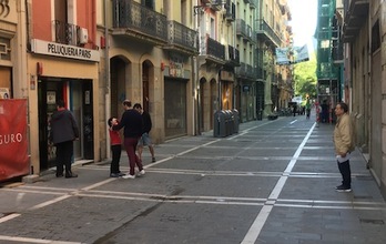 Cola ante una peluquería de Alde Zaharra. (NAIZ)