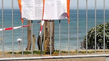 La mer derrière les barrières