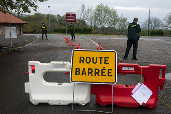 La frontière à Sare est gardée par la Guardia Civil. © Guillaume FAUVEAU