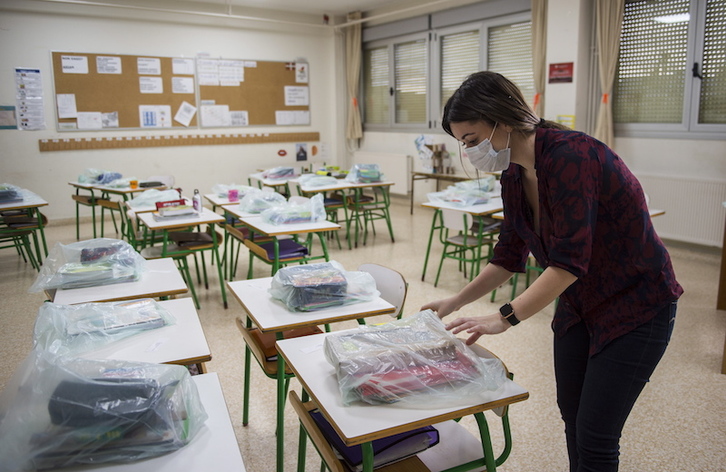 Voluntarios en Galdakao llevan a las casas material escolar dejando en las aulas. (Marisol RAMIREZ | FOKU)
