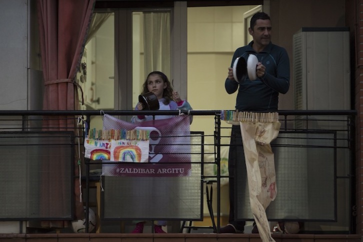 Apirilaren 6ko mobilizazioa, Ermuko balkoi batean. (Juan Carlos RUIZ / FOKU)