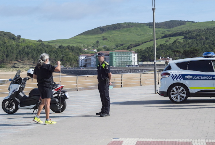 Policía local marca el límite entre Gorliz y Plentzia. (Marisol RAMÍREZ/AFP)
