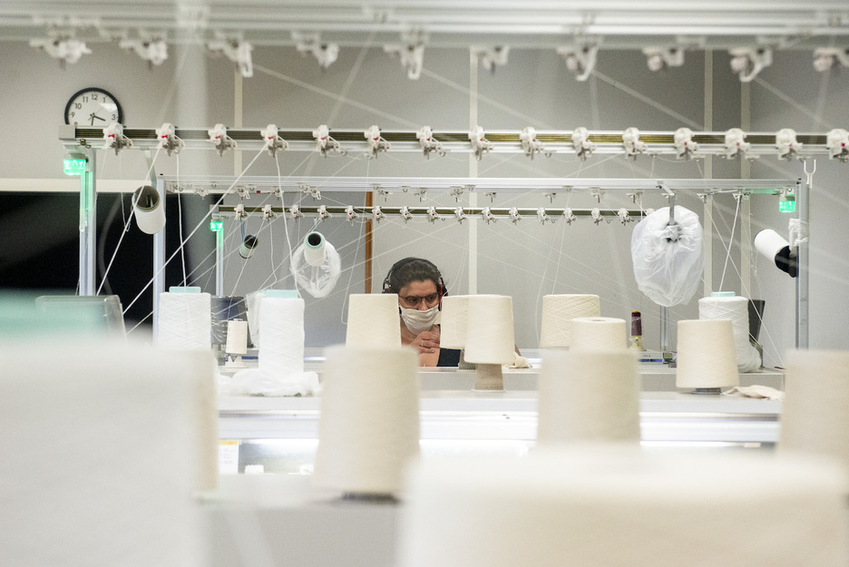 De nouvelles machines ont été achetées par Le Béret Français pour fabriquer les masques. Elle pourront par la suite fabriquer des bérets. © Guillaume FAUVEAU.