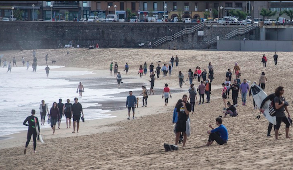 Nombreux sportifs et promeneurs ont choisi d'aller à la plage de la kontxa à Donostia. ©Jagoba MANTEROLA