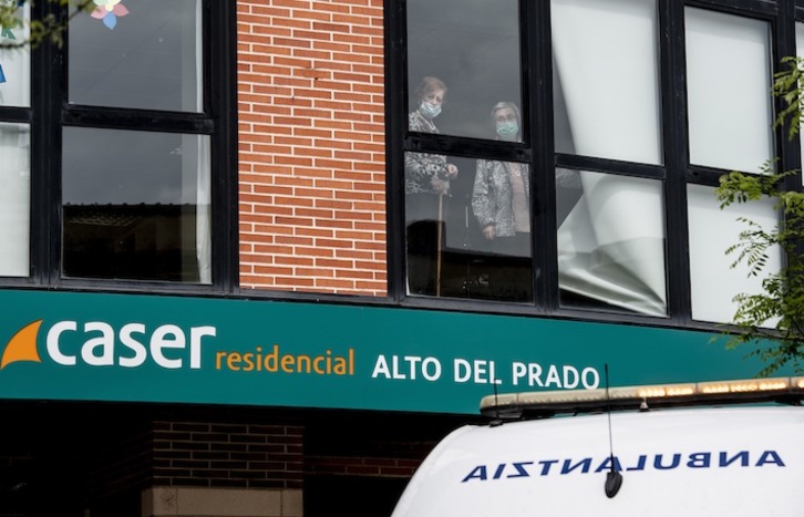 Usuarias de una residencia de Gasteiz observan desde el interior de las instalaciones. (Raul BOGAJO / FOKU)