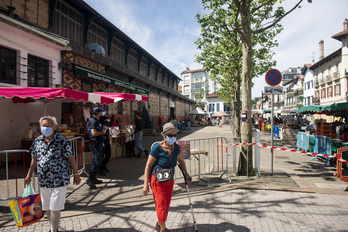 Des policiers municipaux étaient présents aux issues du marché afin de veiller au respect des règles sanitaires. © Guillaume FAUVEAU