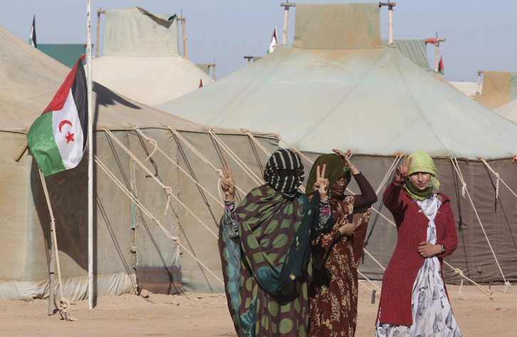 Mujeres en los campamentos de refugiados saharauis en Tinduf, Argelia. (Mohammed MESSARA / AFP)