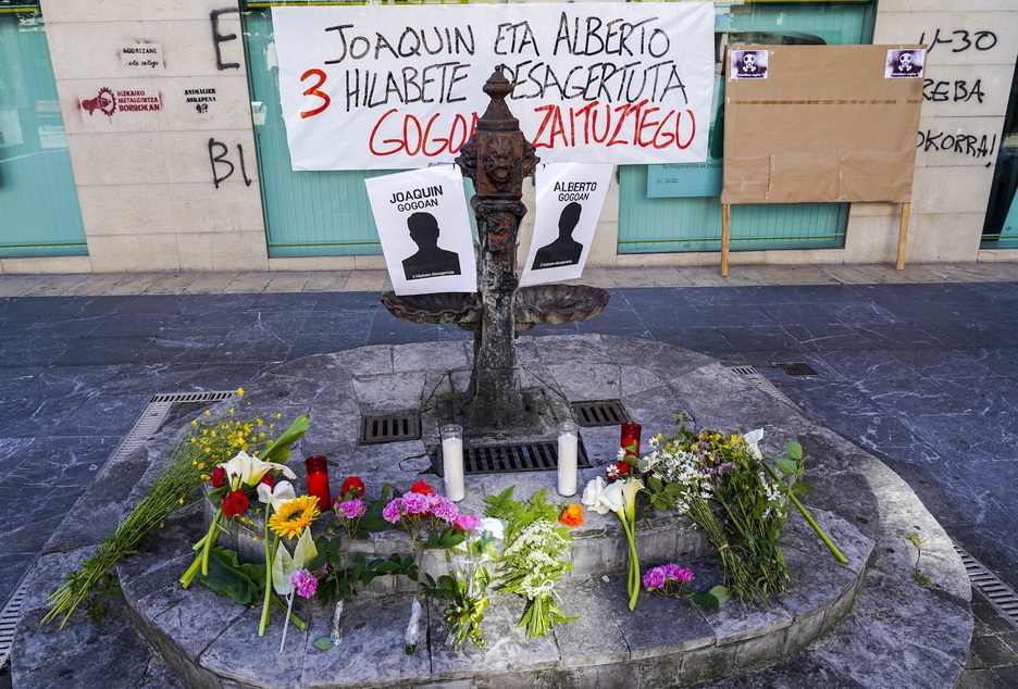 Flores colocadas en la plaza de Ermua en memoria de Beltrán y Sololuze.