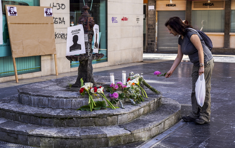 Una mujer deposita una flor en la plaza de Ermua. (Marisol RAMÍREZ/FOKU)