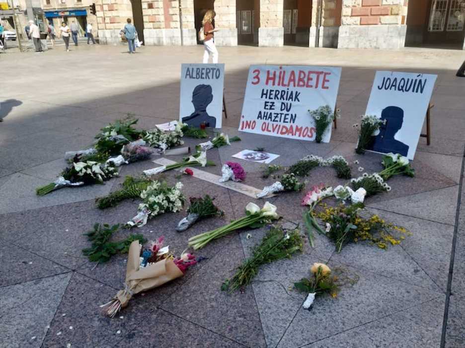 Flores en la Plaza de Eibar, en homenaje a Beltrán y Sololuze. (@ZaldibarArgitu)