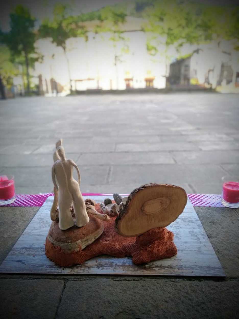 Obsequio colocado en la Plaza de Elgeta para conmemorar a Beltrán y Sololuze. (@ZaldibarArgitu)