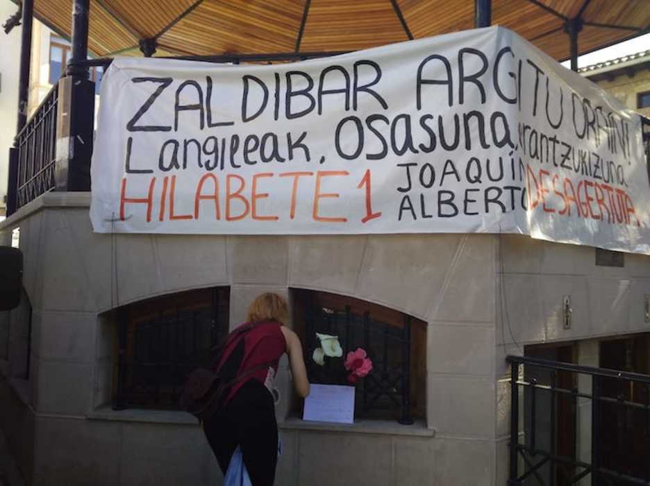 Los vecinos de Zalla también han recordado a los trabajadores desaparecidos.(@ZaldibarArgitu)