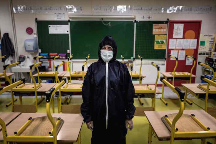 Una trabajadora, durante la desinfección de una clase en un centro público francés.(Jeff PACHOUD/AFP)