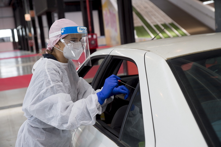 Una enfermera realiza un test en Refena, Nafarroa. (Idoia ZABALETA/FOKU)