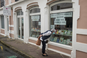 La Librairie 5e Art à Saint-Jean-de-Luz et son drive sur le pas de porte. © Guillaume FAUVEAU
