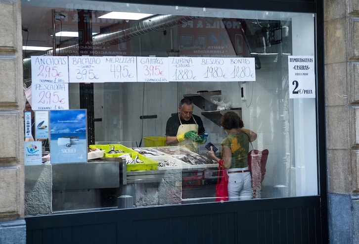 Tímidamente, el pequeño comercio también está presto a funcionar de forma limitada, pero sin cita previa. (Luis JAUREGIALTZO / FOKU)