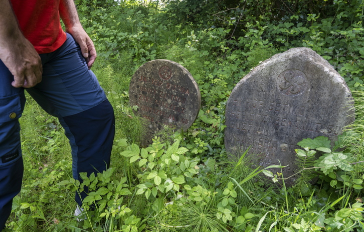 Estela de recuerdo el lugar en el que se halló el cuerpo de Bravo. (Andoni CANELLADA/FOKU)