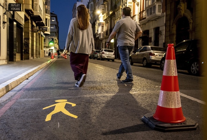 Una de las calles del centro de Gasteiz en las que se está ampliando el ancho de las aceras. (Raul BOGAJO | FOKU)