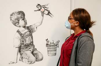 Obra de arte del artista callejero Banksy llamada «Game Changer» en homenaje al personal del hospital NHS que continúa trabajando durante la pandemia Covid-19. (Stuart MARTIN/AFP)