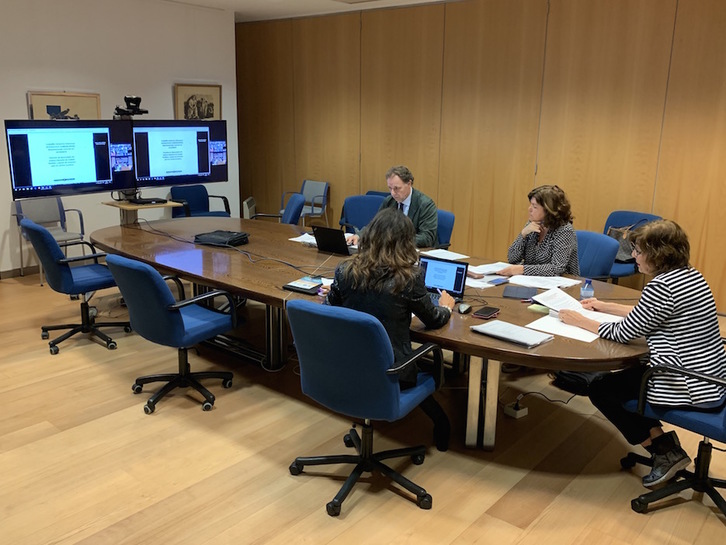 Responsables de Educación, con la consejera Cristina Uriarte a la derecha, en la reunión telemática con la comunidad educativa. (IREKIA.EUS)