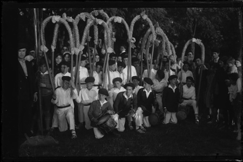 Retrato colectivo de los integrantes de un grupo infantil de dantzaris con txistularis tomada en el Bosquecillo de la Taconera (GALLE/ARCHIVO GENERAL DE NAFARROA)