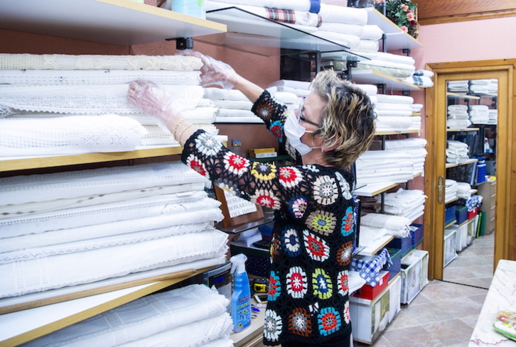 Las tiendas podrán acoger en la fase 1 hasta un 30% de su aforo. (Luis JAUREGIALTZO/FOKU)